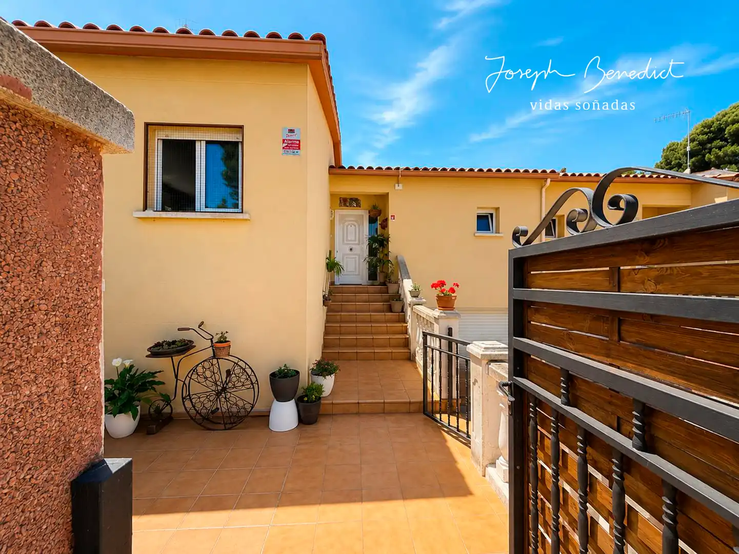 Vista exterior de Casa o xalet en venda en Calafell amb Aire condicionat, Calefacció i Jardí privat