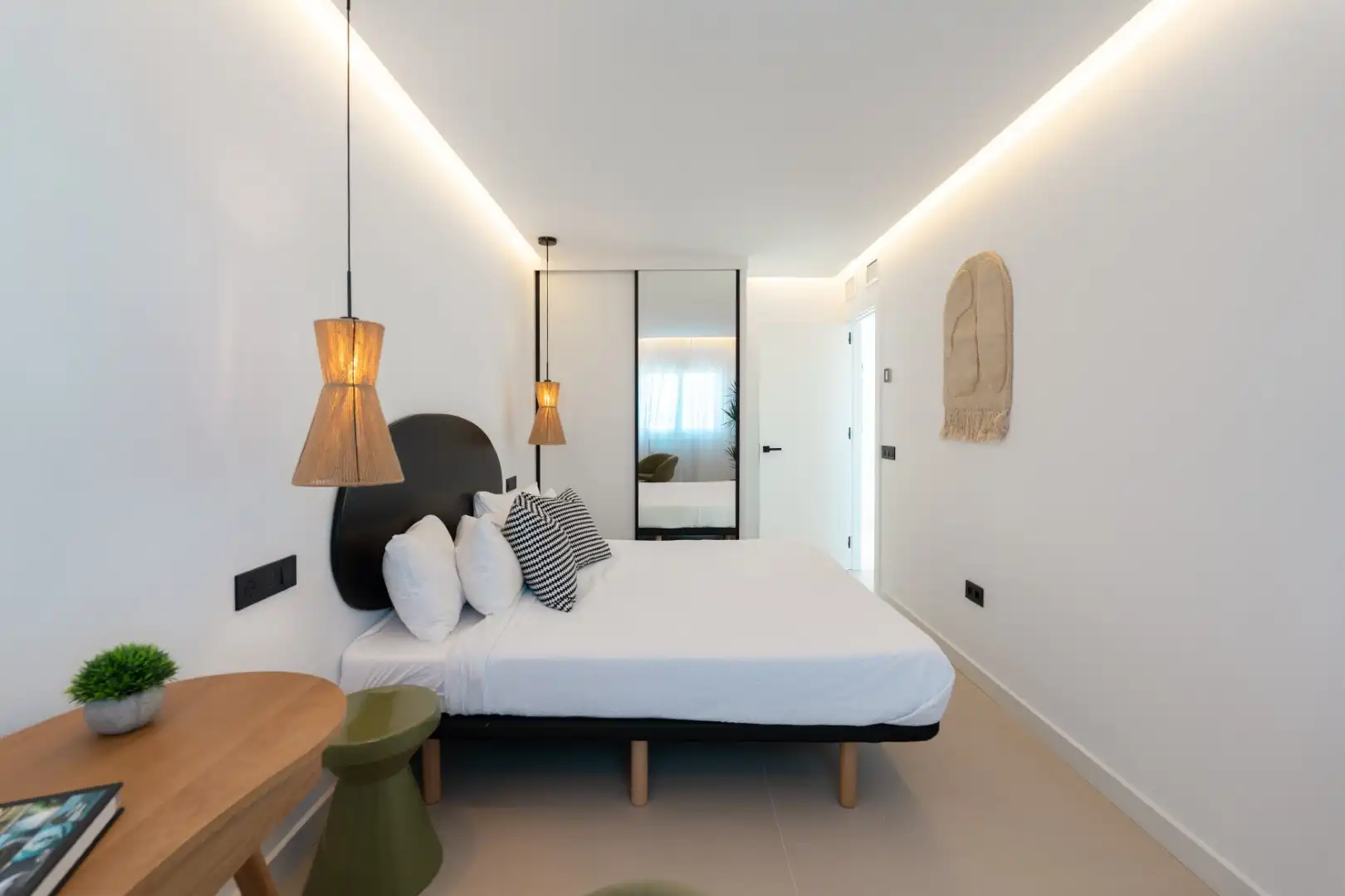 Schlafzimmer von Einfamilien-Reihenhaus zum Verkauf in Marbella mit Klimaanlage, Heizung und Privatgarten