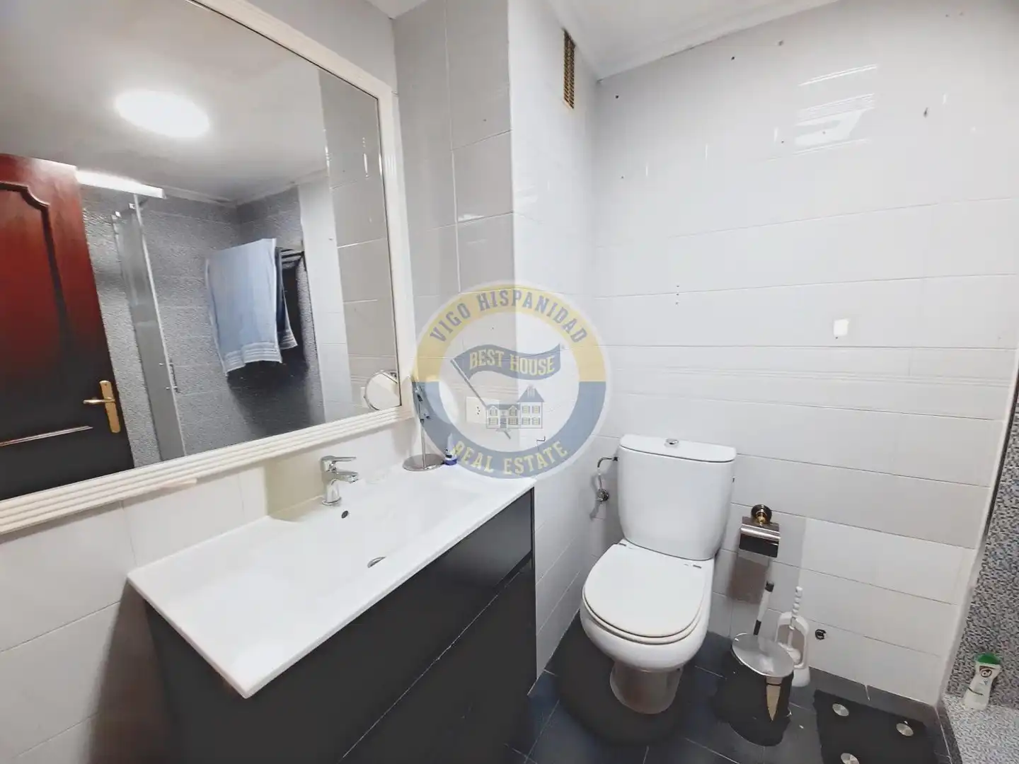 Bathroom of Flat for sale in Vigo   with Heating, Parquet flooring and Storage room