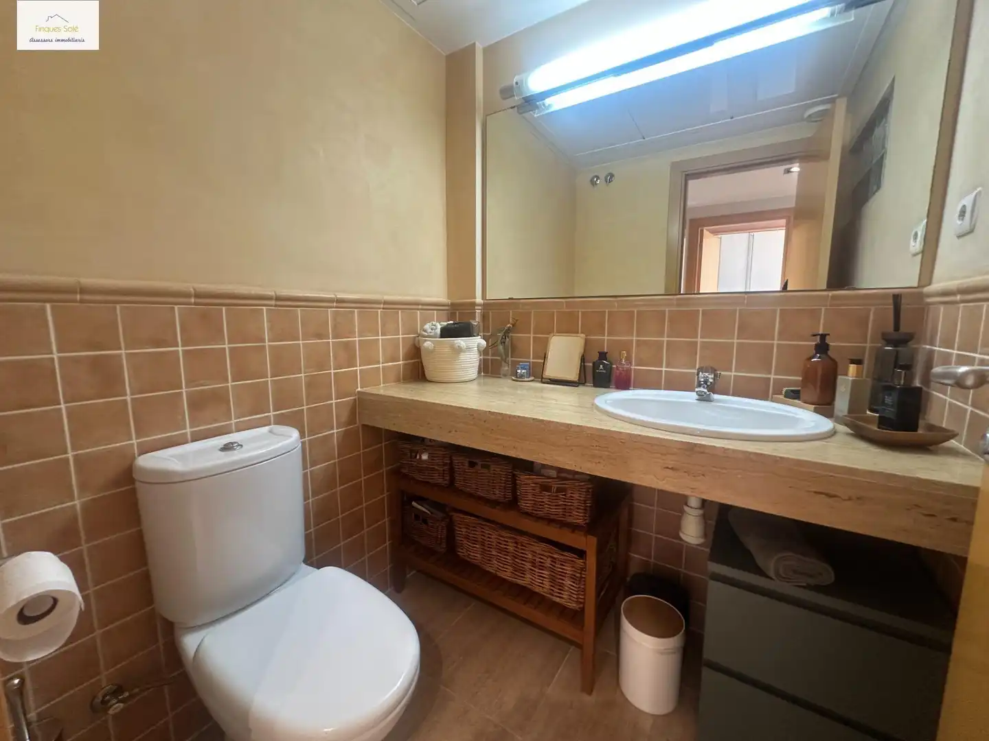 Badezimmer von Einfamilien-Reihenhaus zum Verkauf in Cabrils mit Klimaanlage, Heizung und Privatgarten