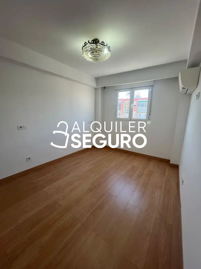 Bedroom of Flat for rent in Madrid  with Air Conditioner, Heating and Terrace