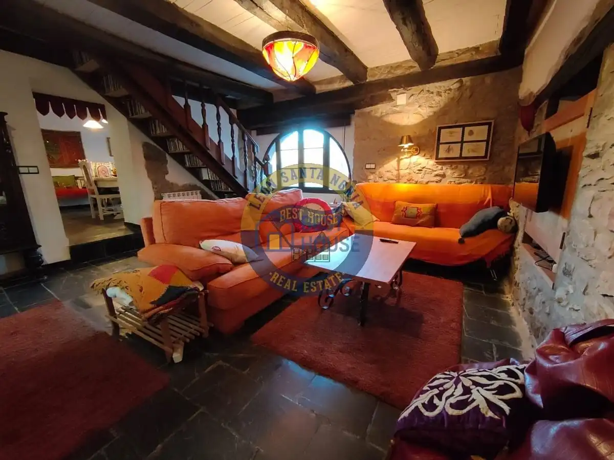 Sala d'estar de Casa o xalet en venda en Soto y Amío amb Calefacció, Jardí privat i Parquet