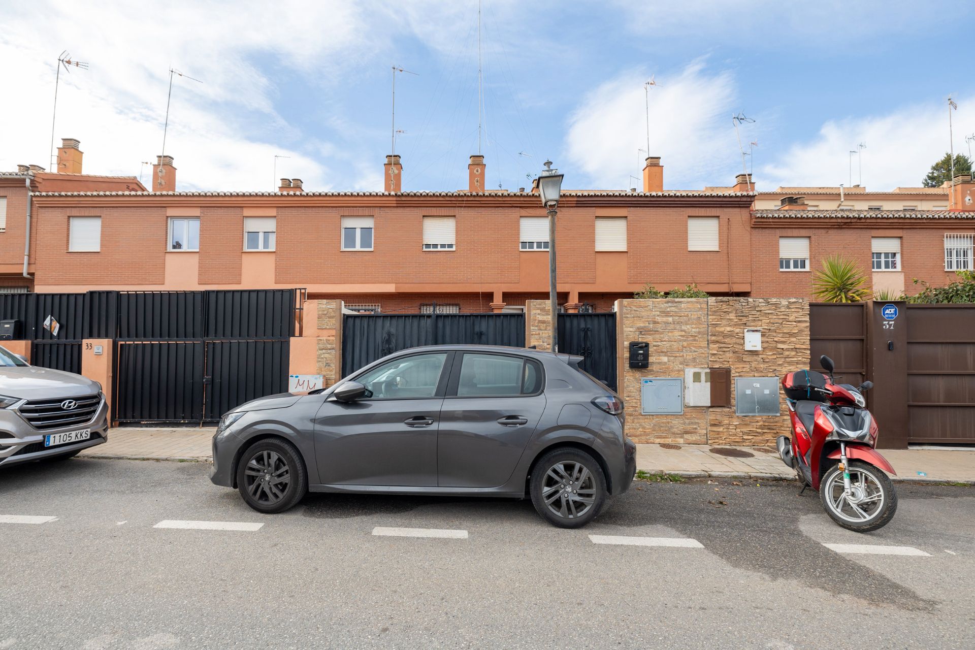 Vista exterior de Casa adosada en venda en Huétor Vega amb Jardí privat