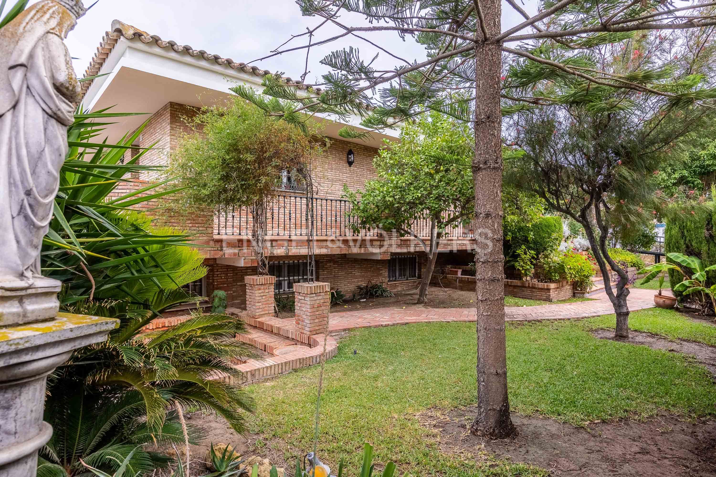 Vista exterior de Casa o xalet en venda en Montequinto amb Aire condicionat, Calefacció i Jardí privat