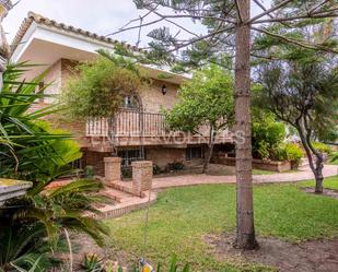 Vista exterior de Casa o xalet en venda en Montequinto amb Aire condicionat, Calefacció i Jardí privat