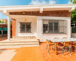 Vista exterior de Casa o xalet en venda en Torrevieja amb Aire condicionat, Terrassa i Traster