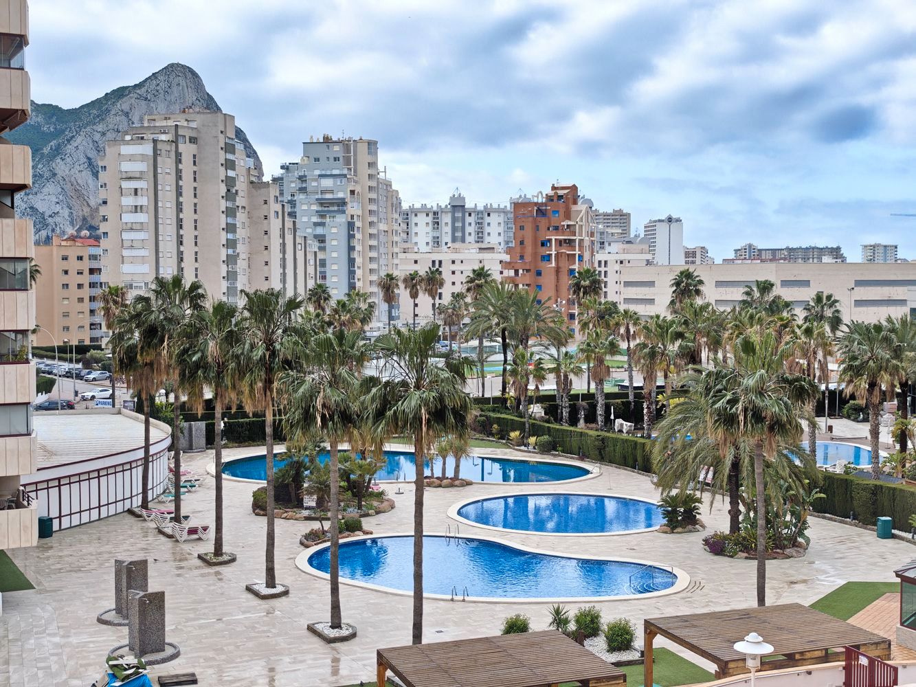 Piscina de Apartament en venda en Calpe / Calp amb Aire condicionat, Calefacció i Jardí privat