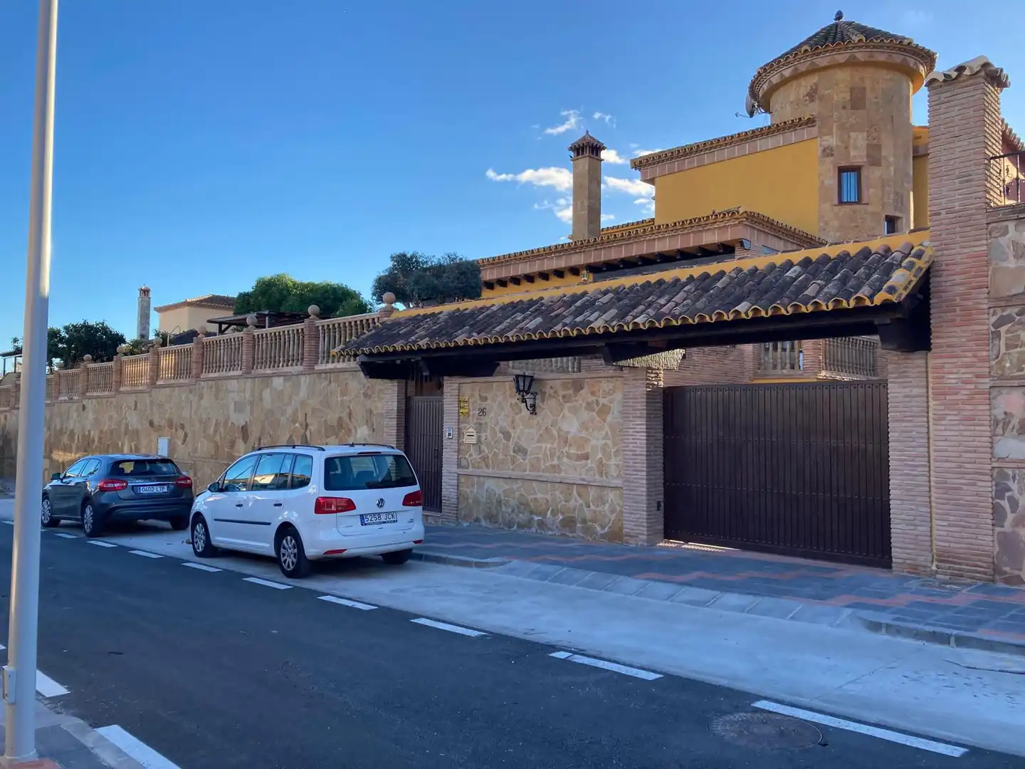 Vista exterior de Casa o chalet en venta en Fuengirola con Aire acondicionado, Jardín privado y Parquet