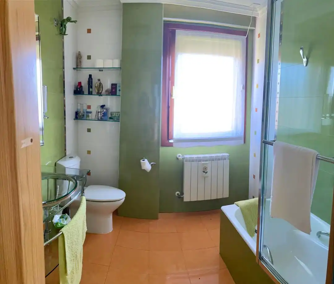Bany de Casa o xalet en venda en Vitoria - Gasteiz amb Calefacció, Jardí privat i Terrassa