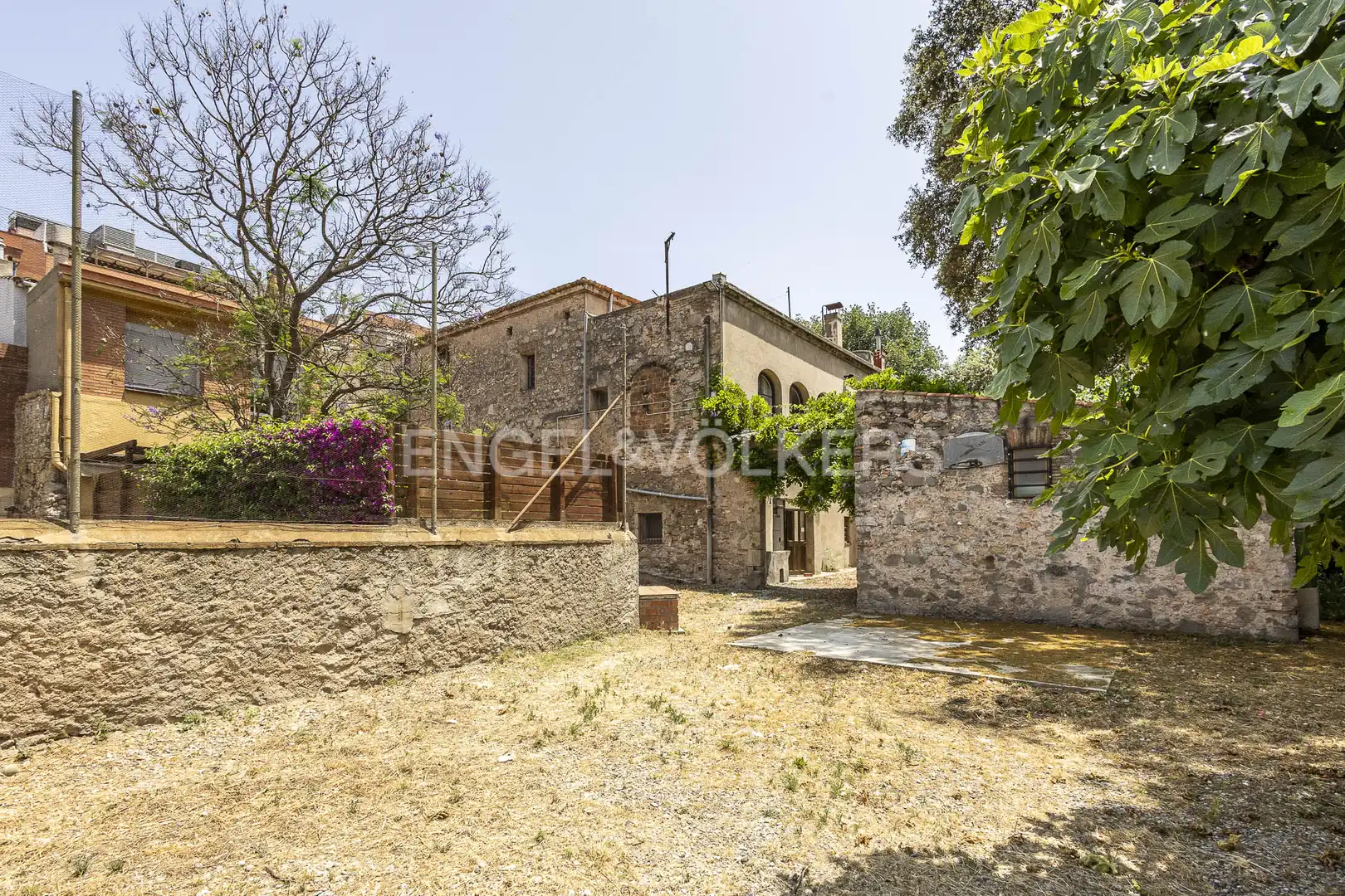 Vista exterior de Edificio en venta en Sant Joan Despí