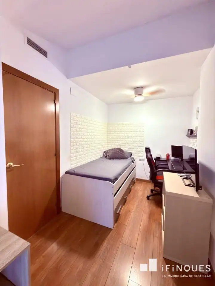 Dormitori de Pis en venda en Castellar del Vallès amb Aire condicionat, Parquet i Terrassa