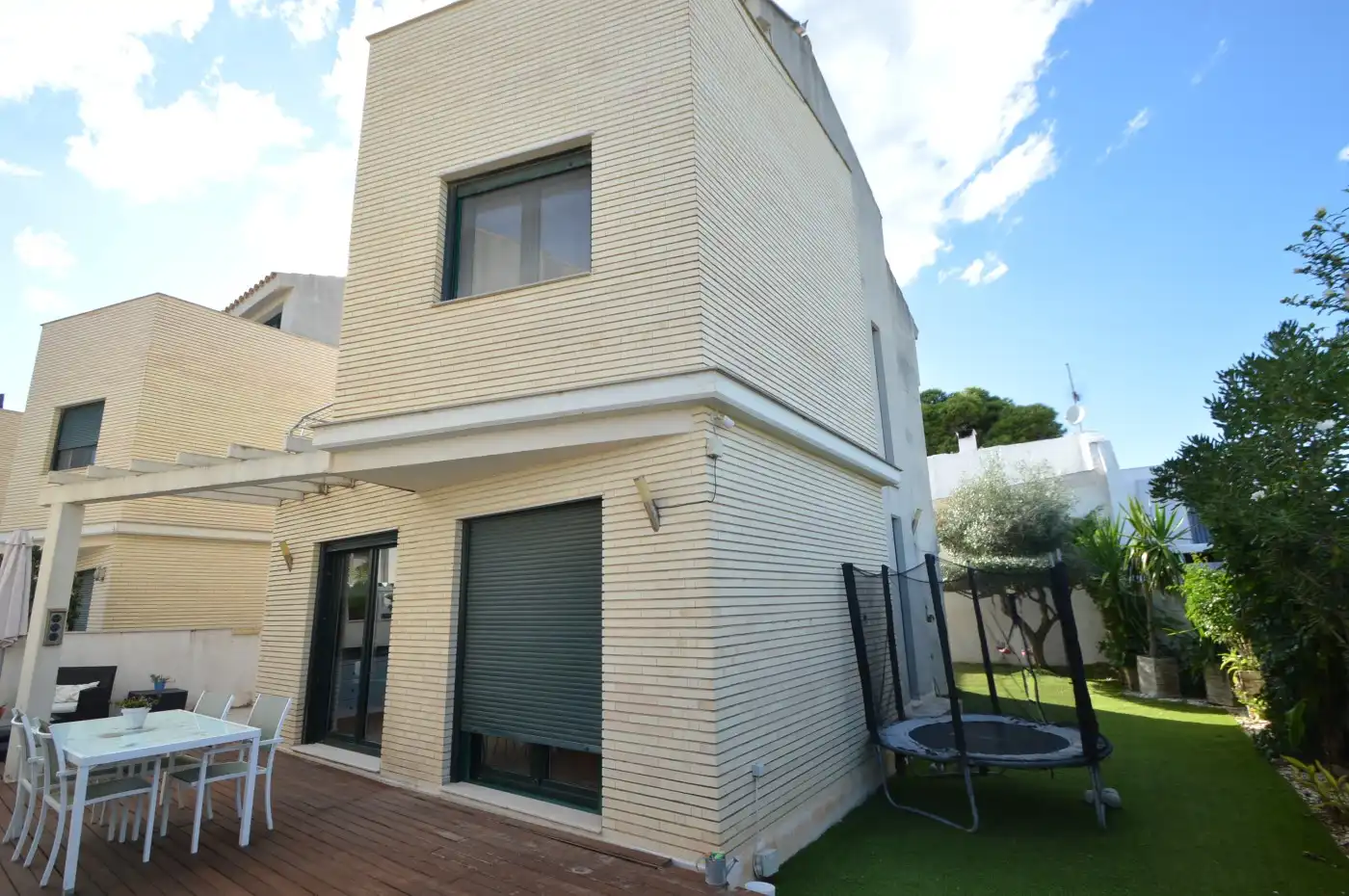 Vista exterior de Casa o xalet en venda en Vinaròs amb Aire condicionat, Calefacció i Jardí privat