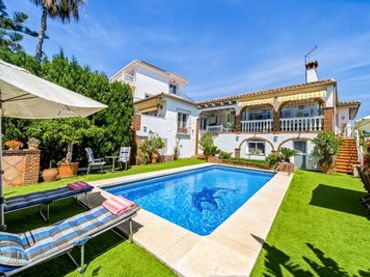 Chalet con piscina en venta en El Faro de Calaburra - Chaparral