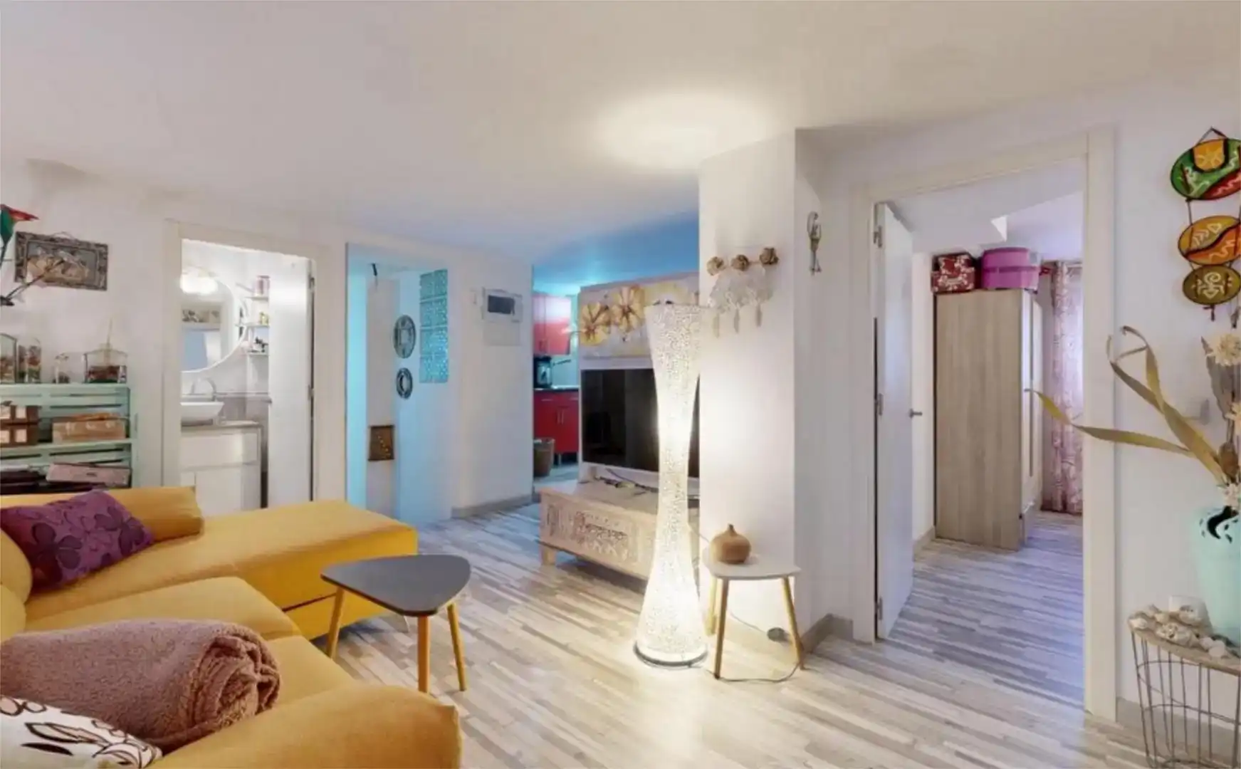 Living room of Commercial properties for rent in Oliva  with Air Conditioner