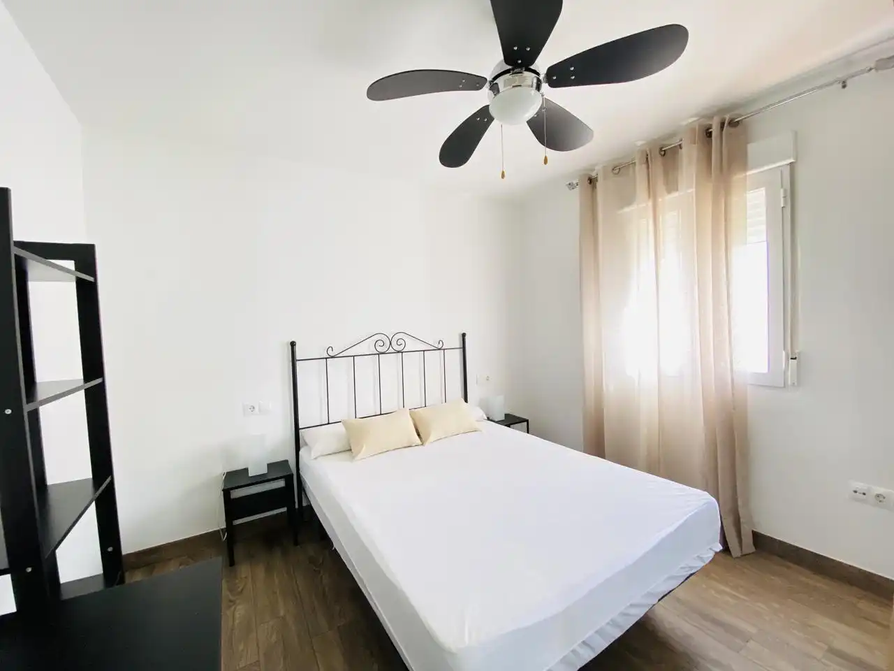Bedroom of Flat for rent in Granada  with Air Conditioner, Furnished and Balcony