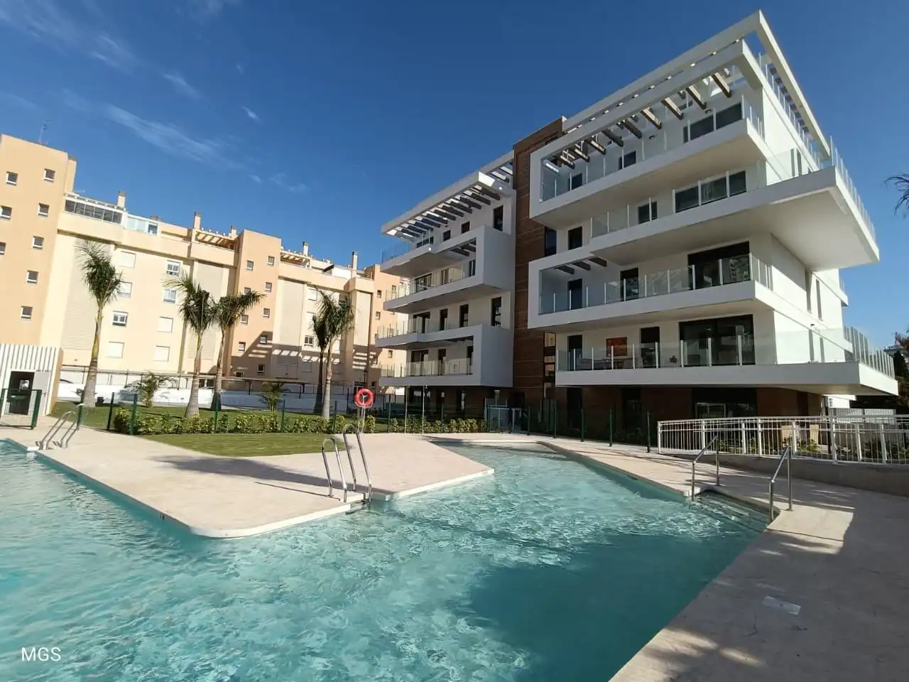 Piscina de Apartamento de alquiler en Torremolinos con Aire acondicionado, Calefacción y Jardín privado