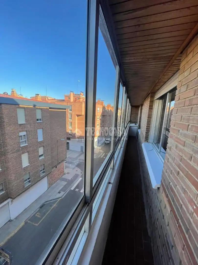 Vista exterior de Piso de alquiler en Palencia con Balcón