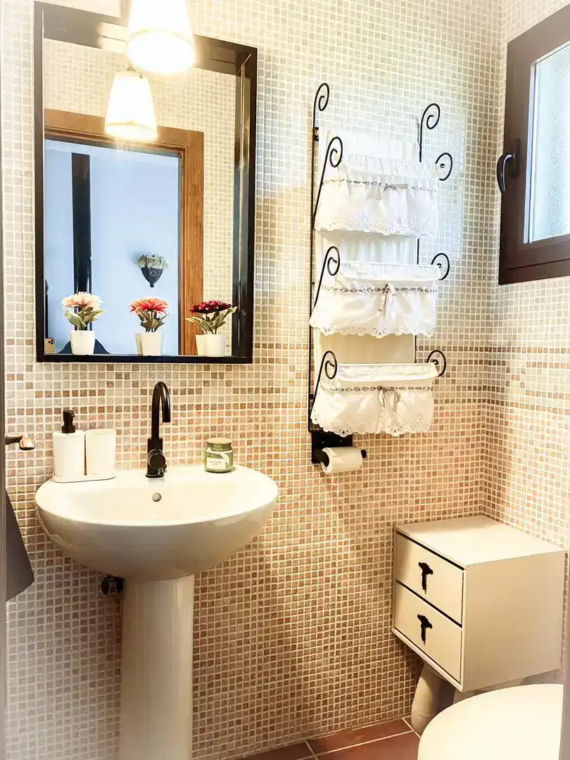 Badezimmer von Wohnung zur Miete in El Ronquillo mit Klimaanlage, Parkett und Möbliert