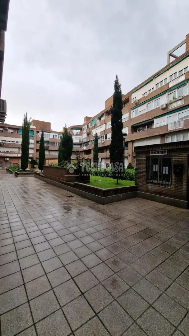 Vista exterior de Piso en venta en Madrid con Calefacción