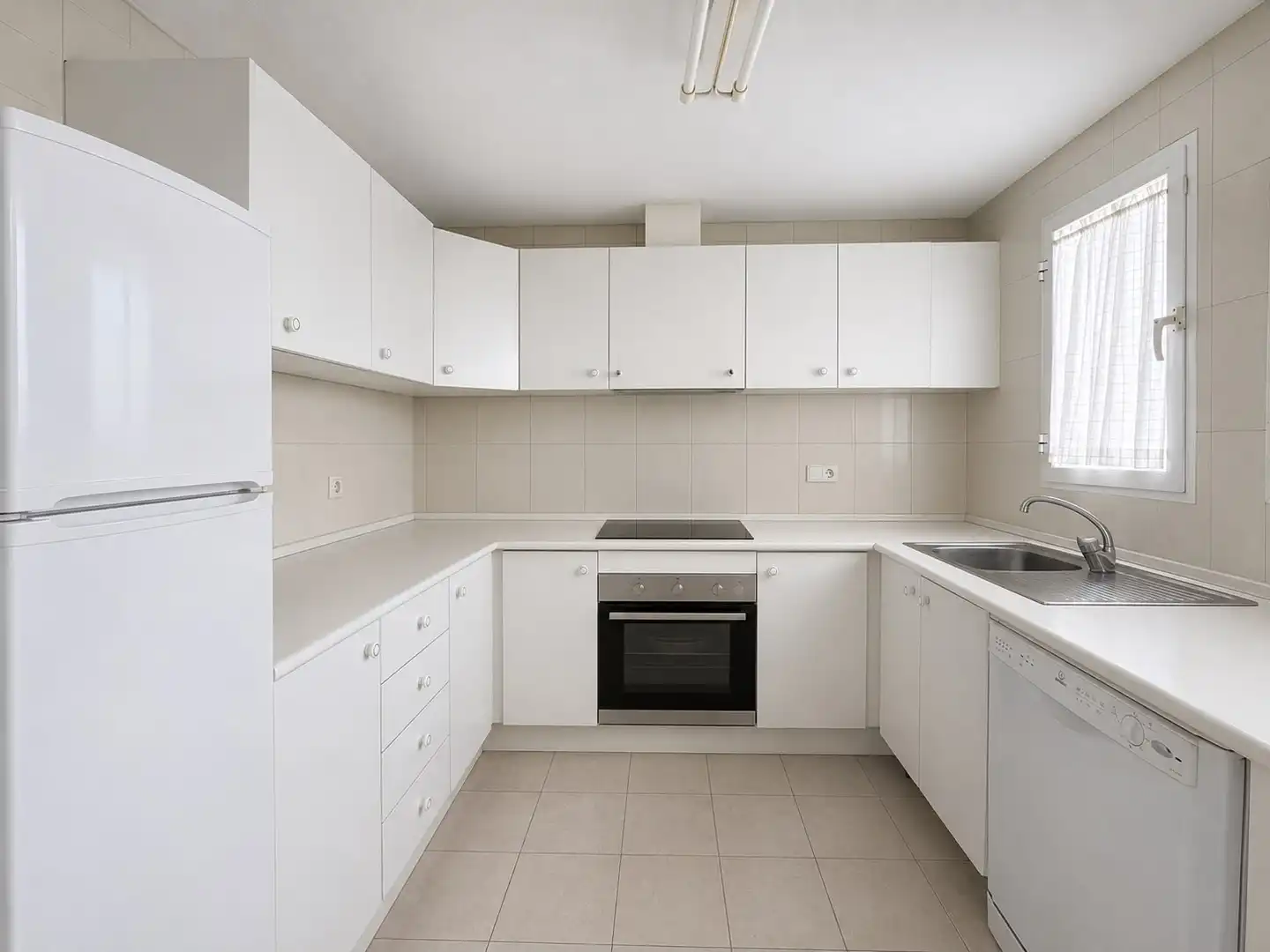 Cuina de Apartament de lloguer en Villajoyosa / La Vila Joiosa amb Aire condicionat, Piscina i Moblat