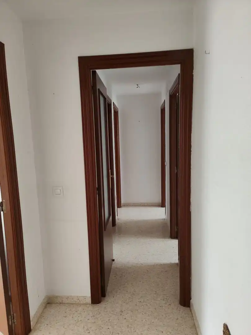 Wohnung zum Verkauf in Tomares mit Klimaanlage, Terrasse und Abstellraum
