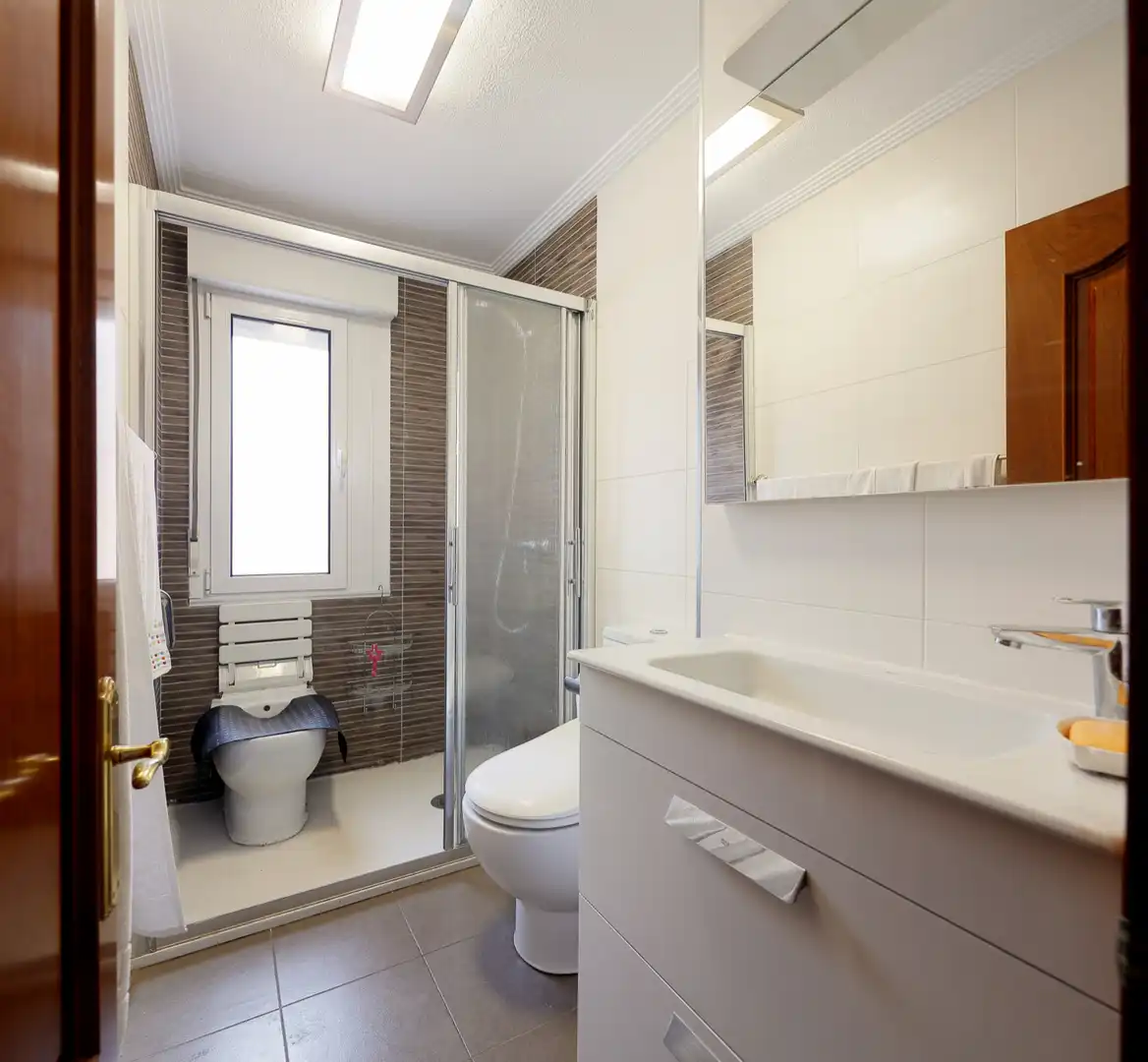 Baño de Piso en venta en Oviedo  con Calefacción y Parquet