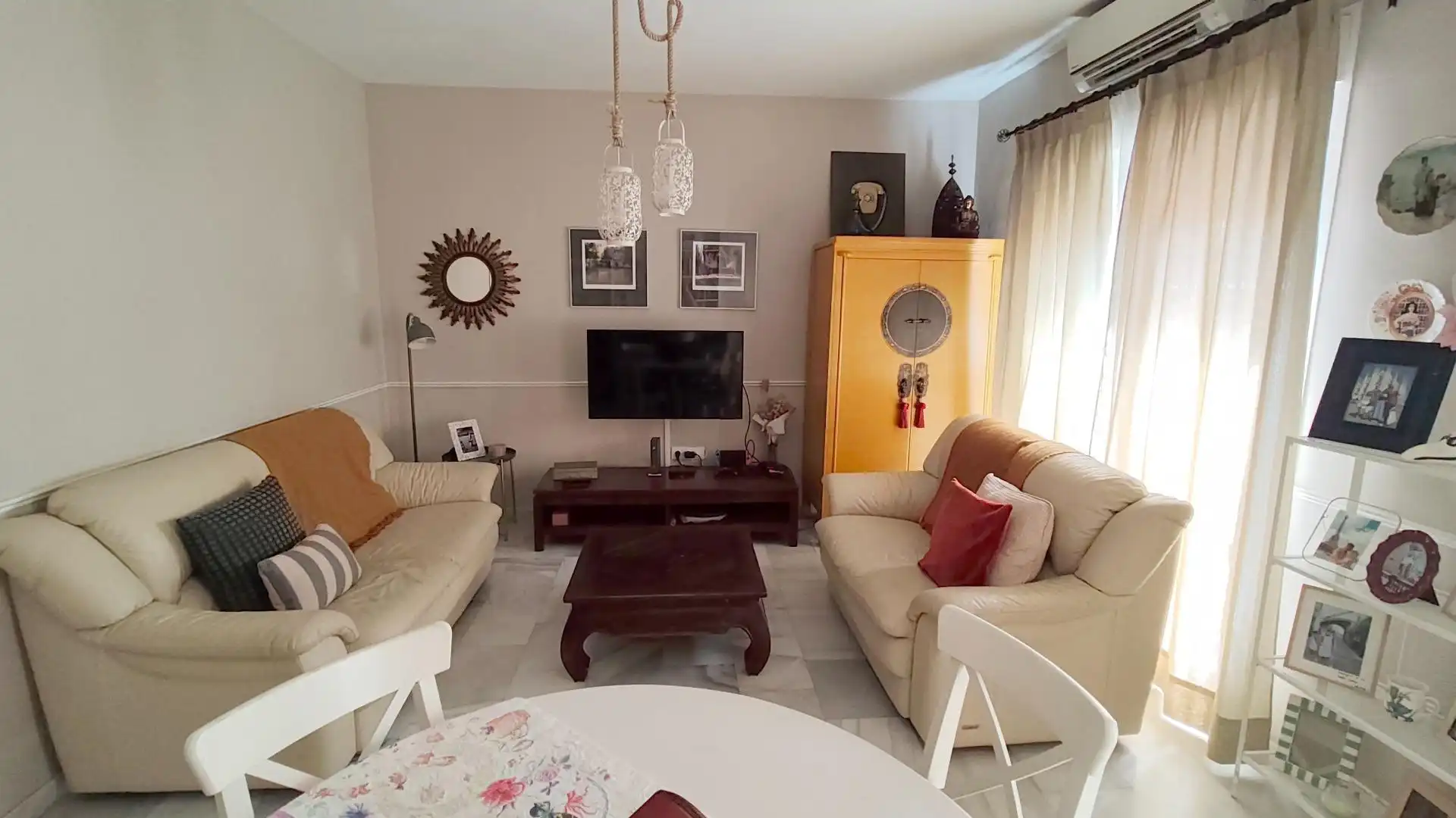 Sala d'estar de Casa adosada en venda en Puerto Real amb Aire condicionat, Jardí privat i Terrassa