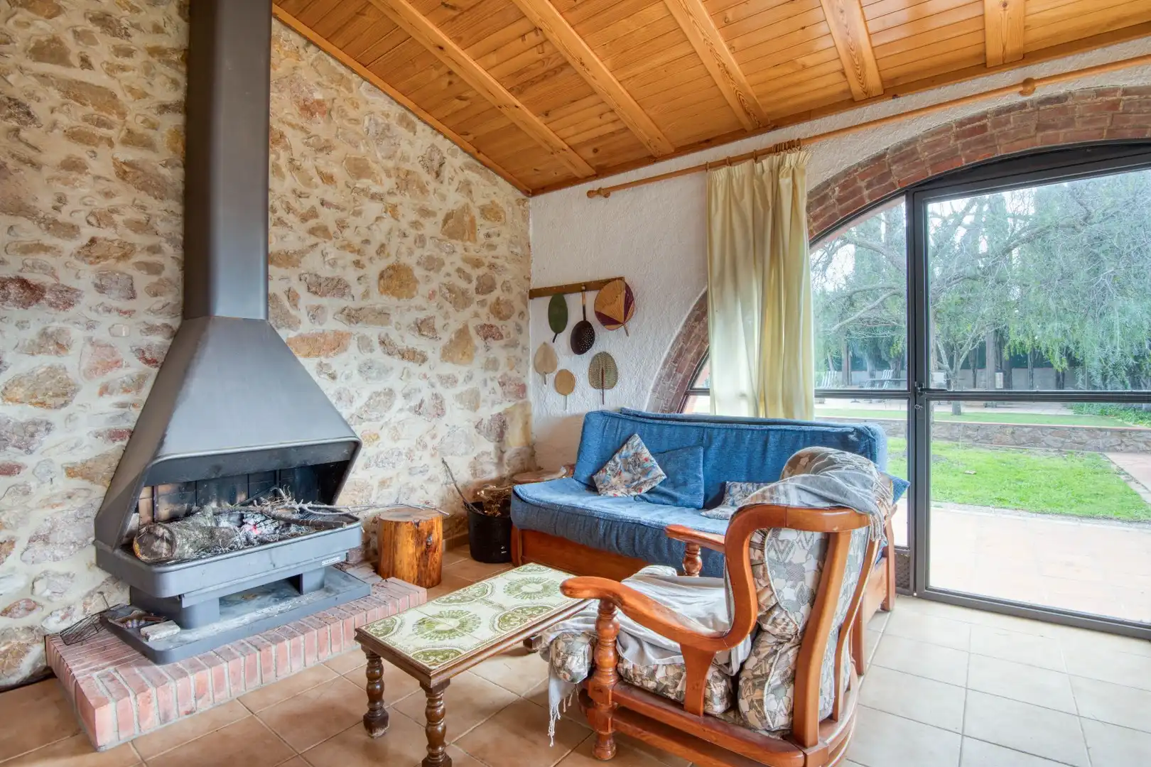 Wohnzimmer von Country house zum Verkauf in Albons mit Privatgarten, Terrasse und Schwimmbad