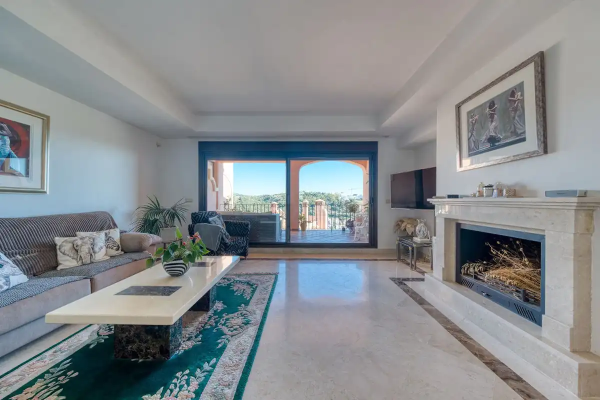 Sala de estar de Casa adosada en venta en Estepona con Aire acondicionado, Terraza y Piscina comunitaria