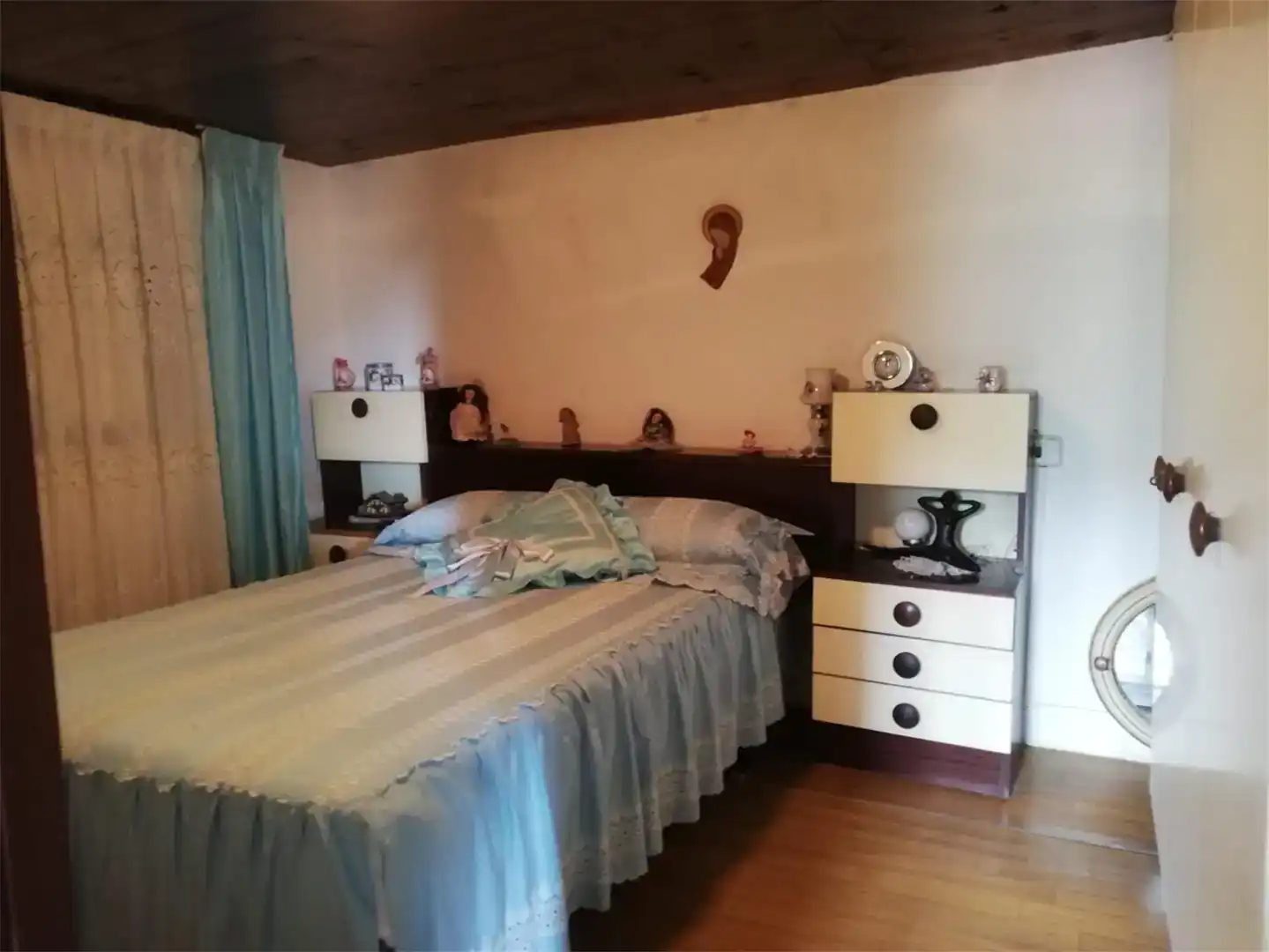 Dormitori de Casa adosada en venda en Valle de Manzanedo amb Balcó