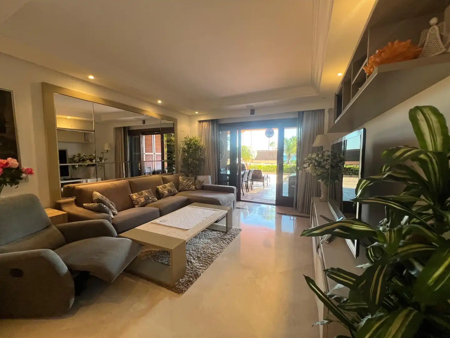 Wohnzimmer von Wohnung zum Verkauf in Estepona mit Klimaanlage, Privatgarten und Terrasse