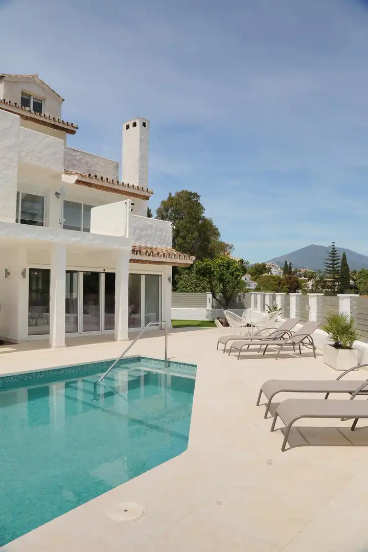 Vista exterior de Casa o xalet de lloguer en Marbella amb Jardí privat, Terrassa i Piscina