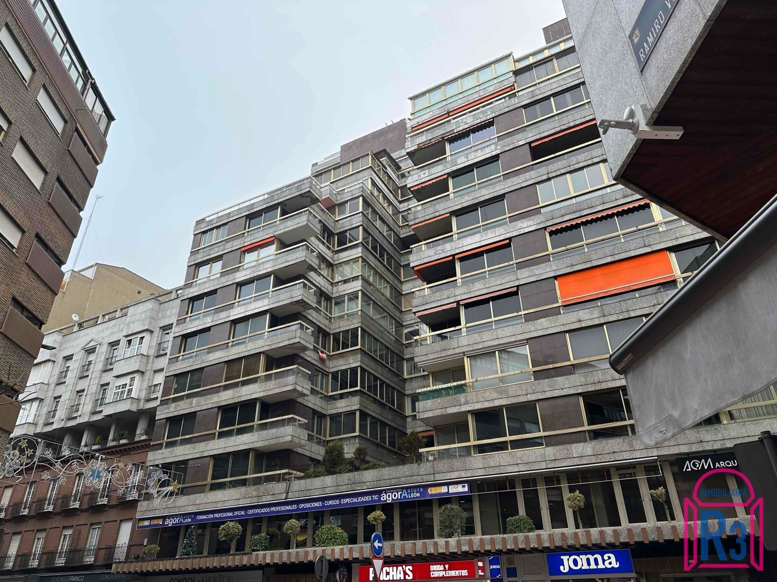 Vista exterior de Piso de alquiler en León Capital  con Calefacción y Terraza