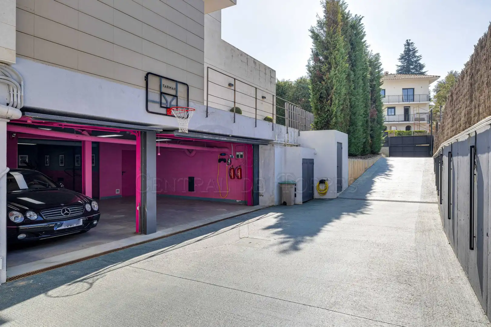 Aparcament de Casa o xalet en venda en Sant Cugat del Vallès amb Aire condicionat, Calefacció i Jardí privat