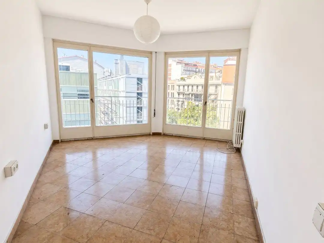 Sala de estar de Piso en venta en  Barcelona Capital con Balcón