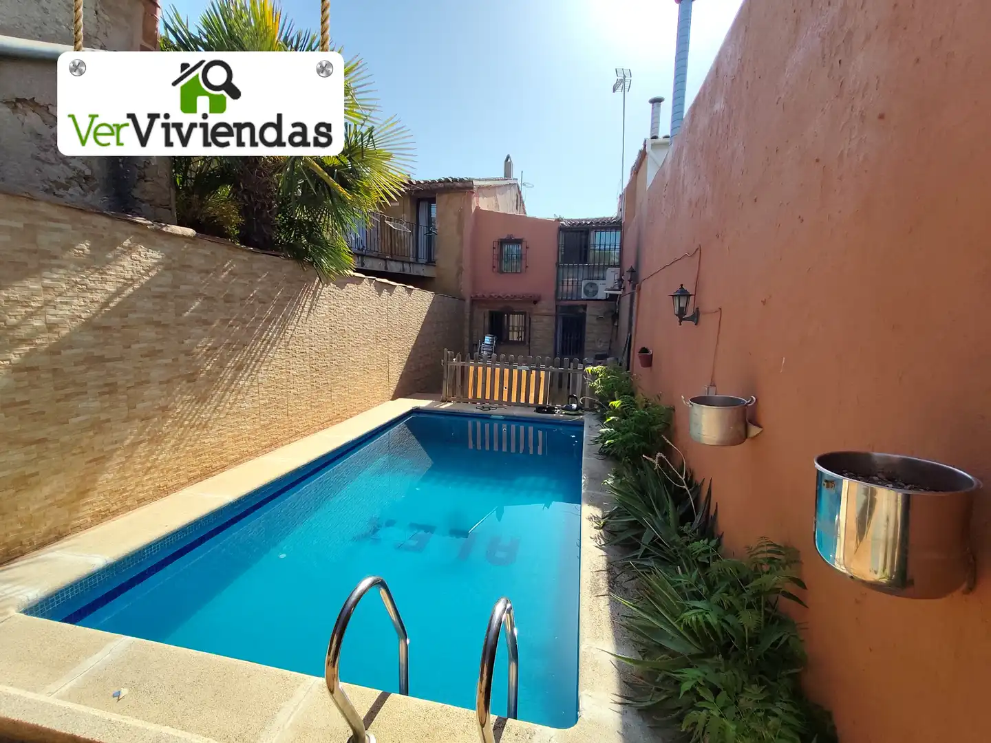 Vista exterior de Casa adosada en venta en Sant Esteve Sesrovires, Barcelona
