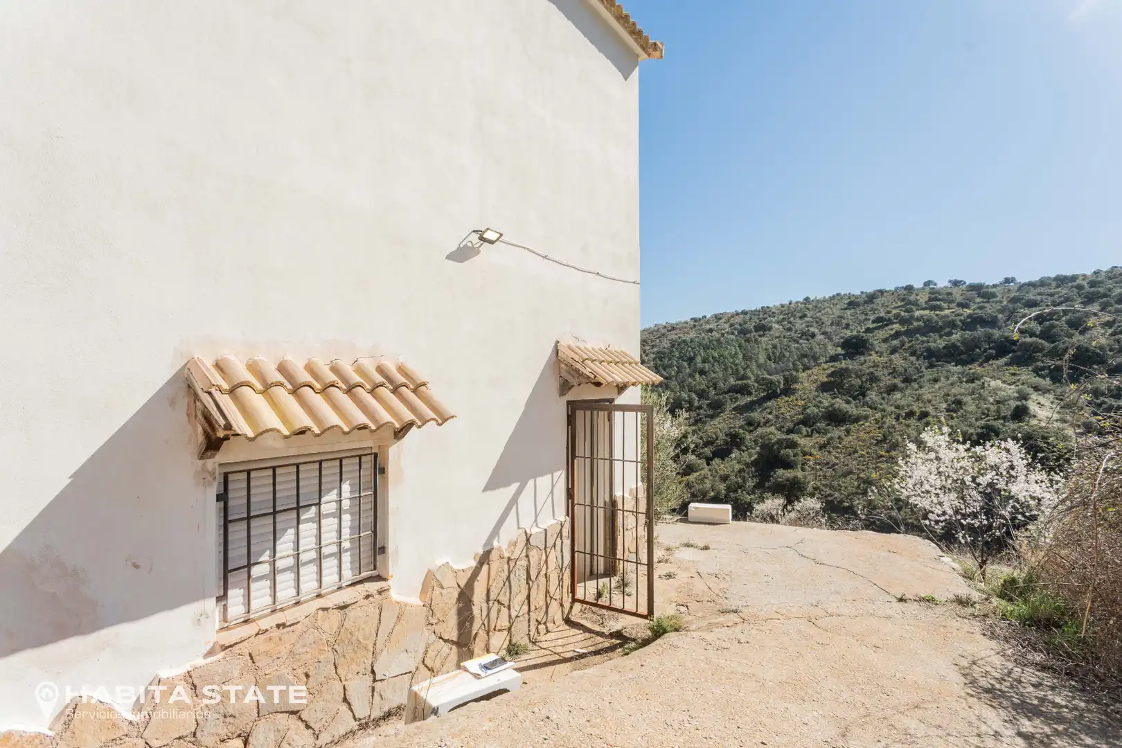 Vista exterior de Casa o xalet en venda en Macael amb Jardí privat, Terrassa i Moblat