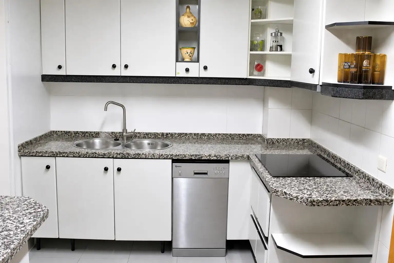 Cocina de Piso de alquiler en Málaga con Aire acondicionado, Calefacción y Jardín privado