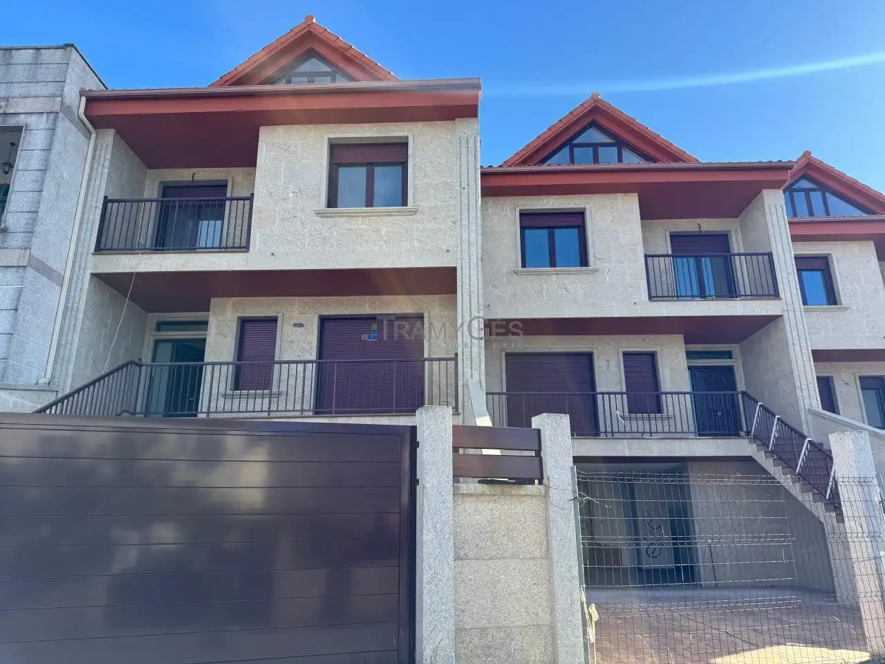 Vista exterior de Casa adosada en venta en Vigo  con Calefacción, Jardín privado y Terraza