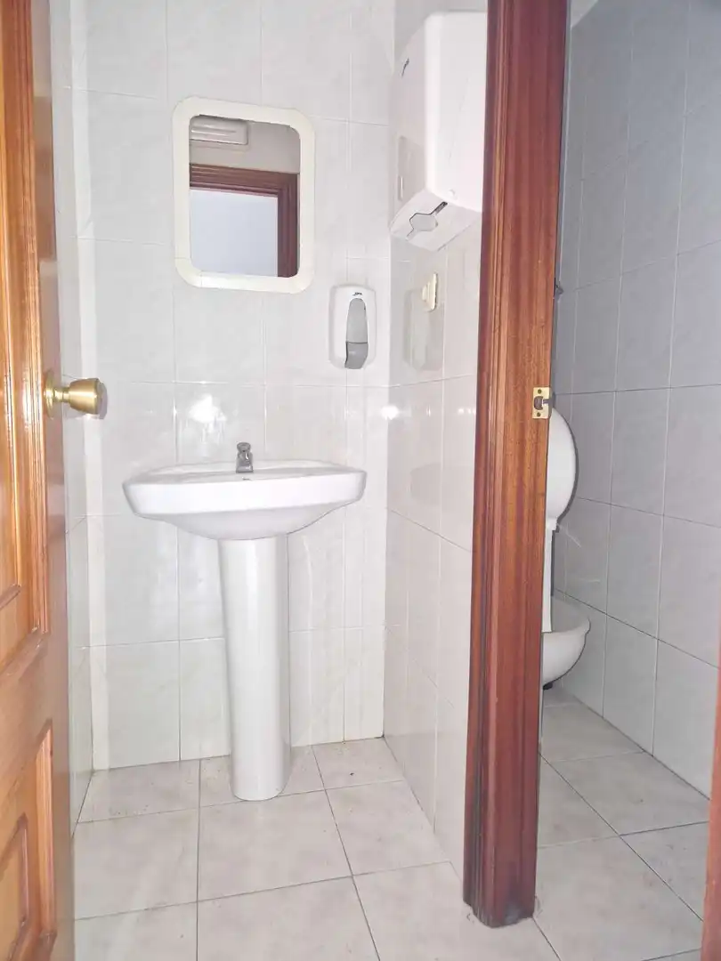 Badezimmer von Geschaftsraum zur Miete in Conxo