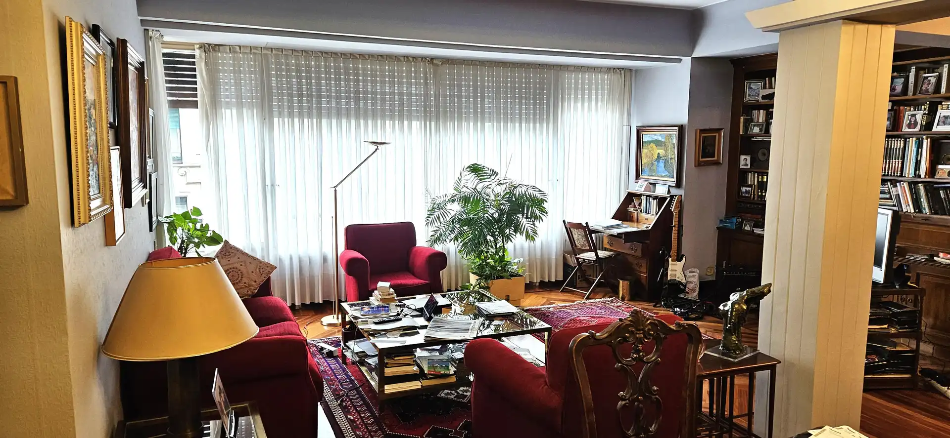 Sala d'estar de Pis en venda en Bilbao  amb Calefacció, Moblat i Balcó