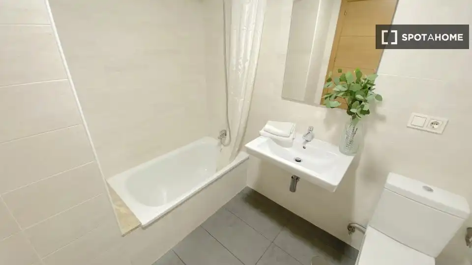 Bathroom of Flat for rent in Sevilla  with Air Conditioner, Heating and Furnished