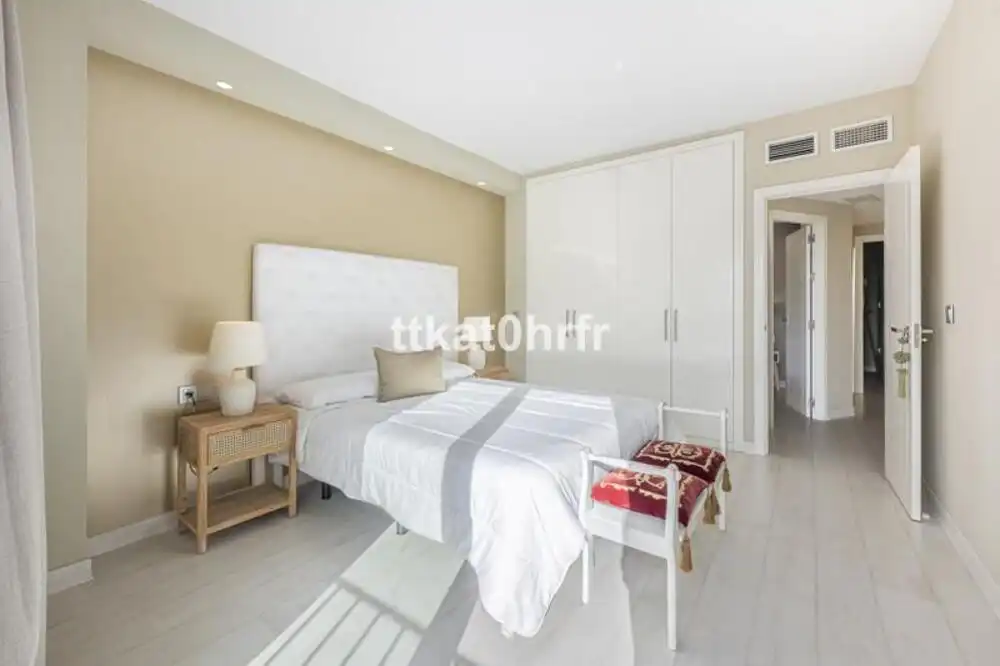 Dormitori de Apartament de lloguer en Marbella amb Aire condicionat, Terrassa i Moblat