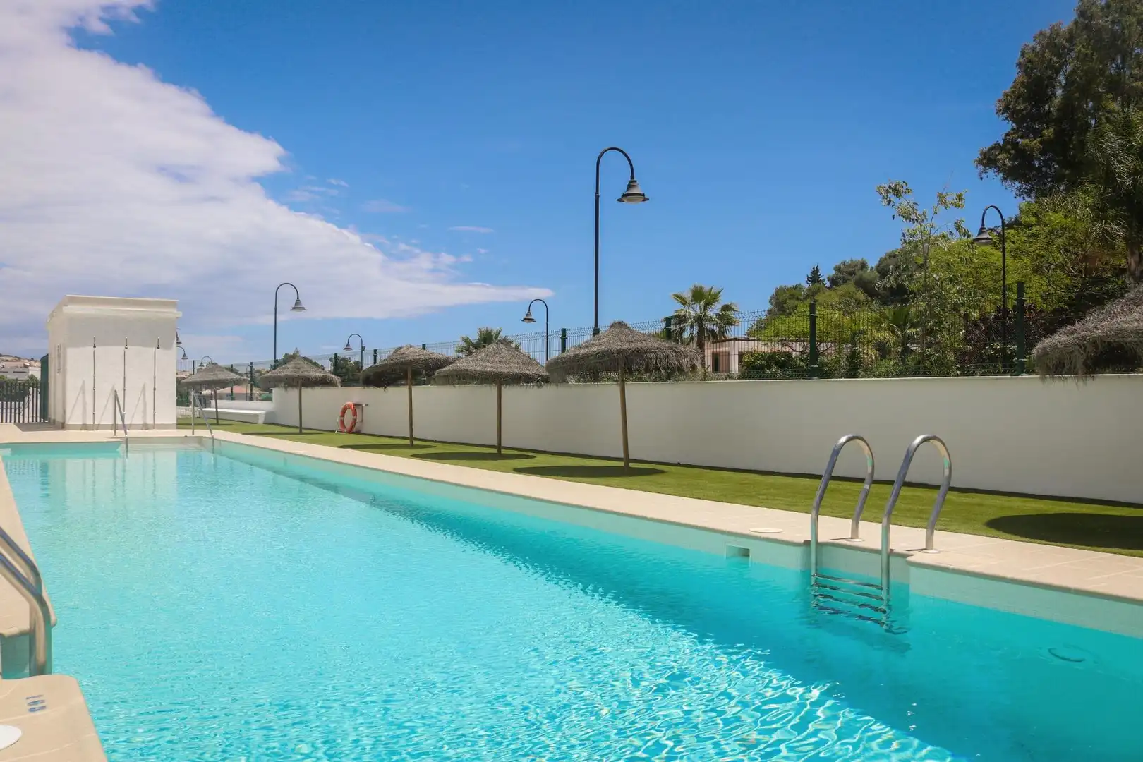 Piscina de Planta baja en venta en Mijas con Aire acondicionado, Jardín privado y Terraza