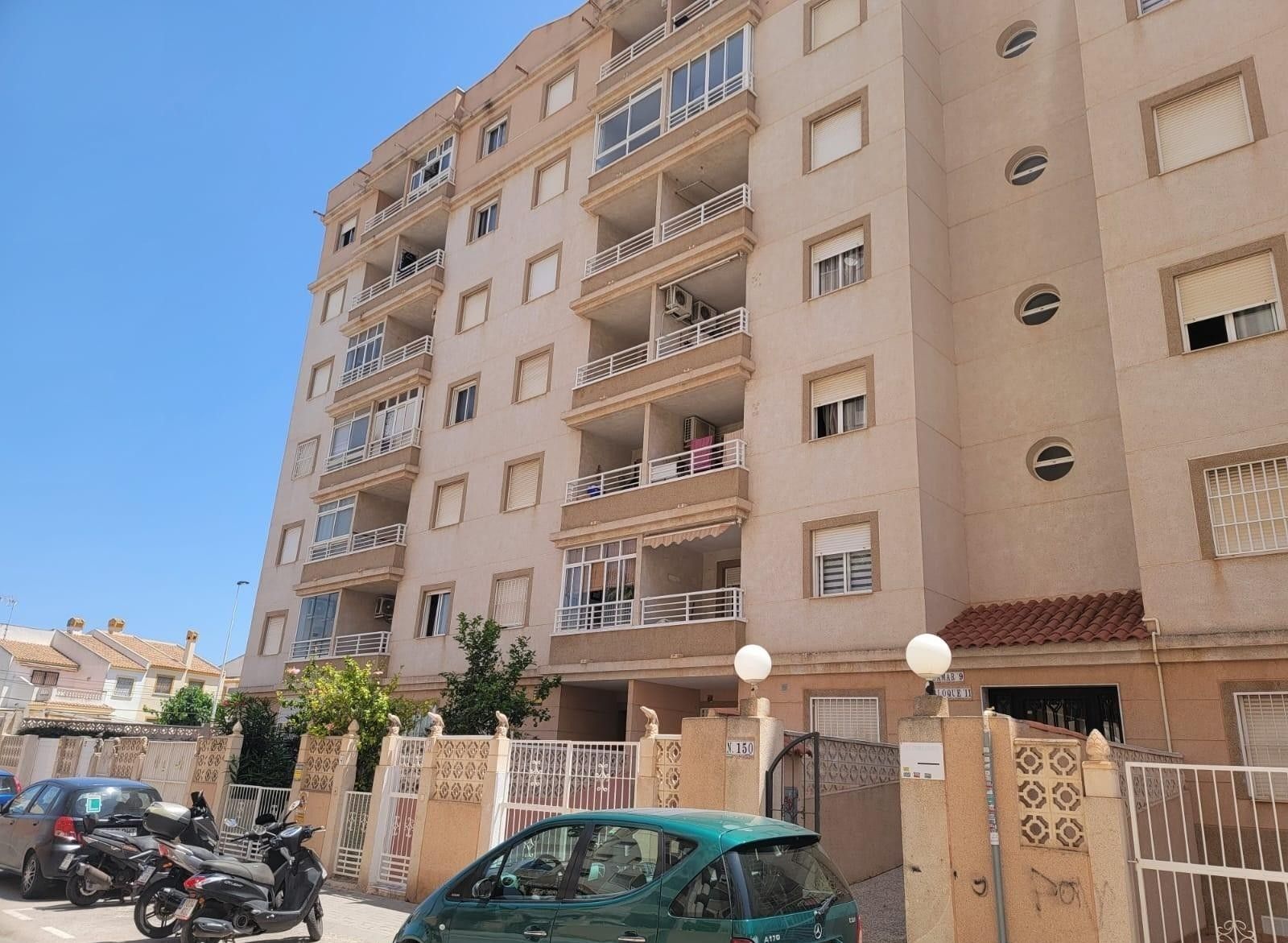 Vista exterior de Apartament en venda en Torrevieja amb Aire condicionat, Terrassa i Piscina