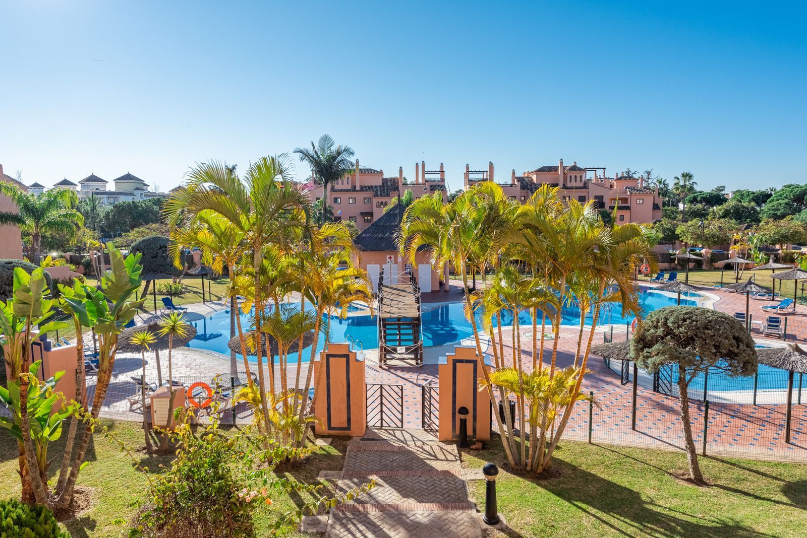 Vista exterior de Apartament de lloguer en Estepona amb Aire condicionat, Moblat i Piscina comunitària