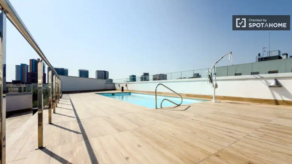 Piscina de Casa o chalet para compartir en Barcelona con Aire acondicionado, Terraza y Amueblado