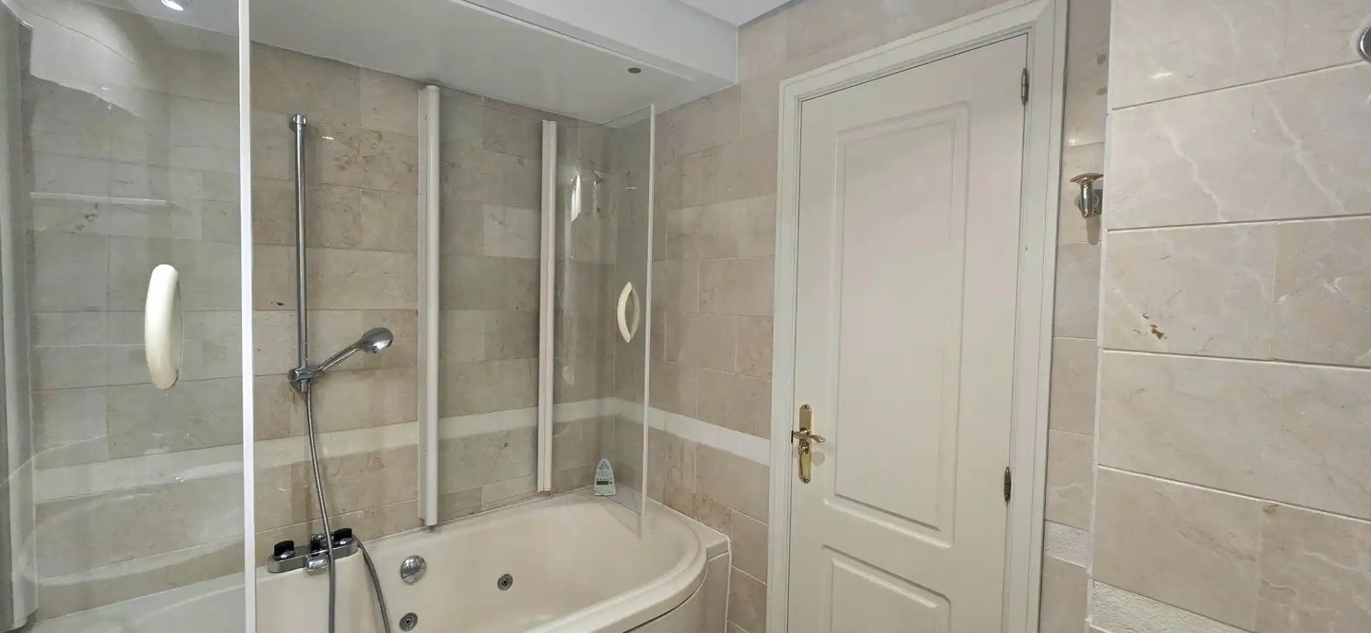 Bany de Pis de lloguer en Marbella amb Aire condicionat, Moblat i Jacuzzi