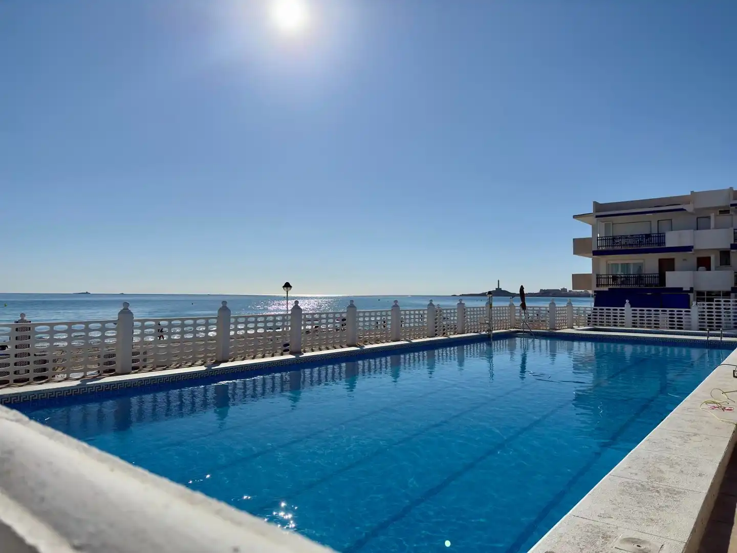 Schwimmbecken von Wohnungen zum Verkauf in La Manga del Mar Menor mit Klimaanlage, Heizung und Terrasse