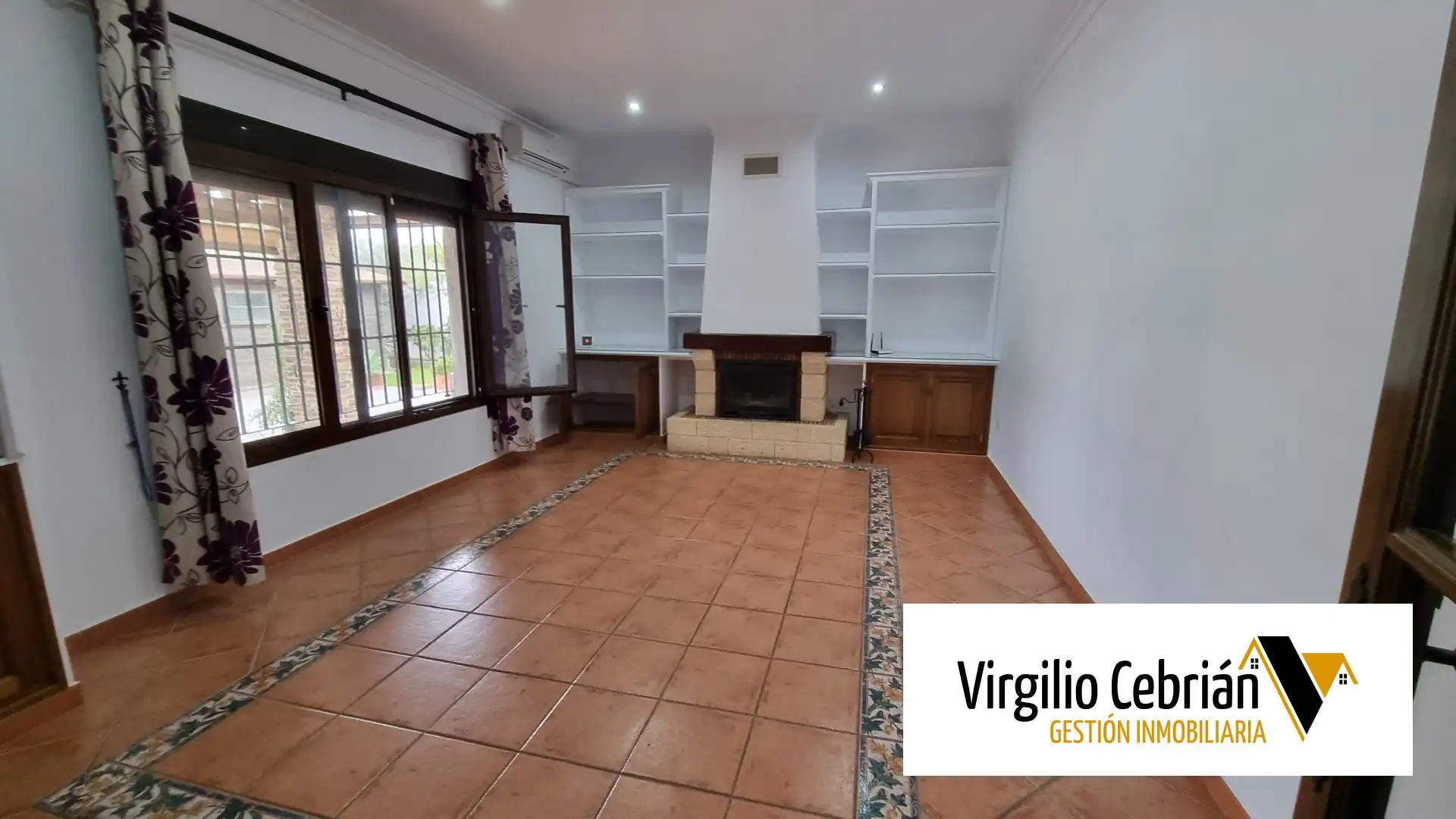 Sala d'estar de Casa o xalet en venda en Chipiona amb Aire condicionat, Jardí privat i Terrassa